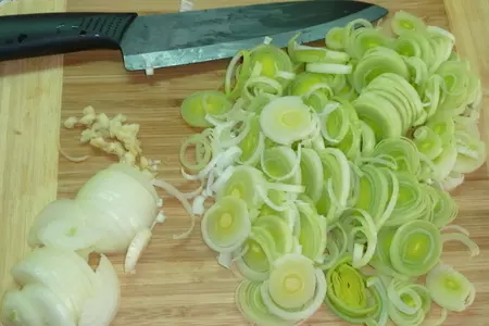 Греческие треуголки из теста фило с курино-луковой начинкой: шаг 2