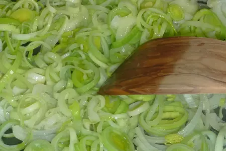 Греческие треуголки из теста фило с курино-луковой начинкой: шаг 5
