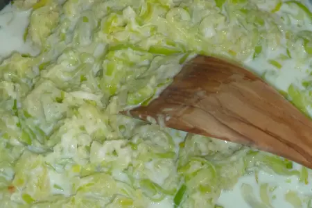 Греческие треуголки из теста фило с курино-луковой начинкой: шаг 7
