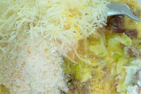 Греческие треуголки из теста фило с курино-луковой начинкой: шаг 8