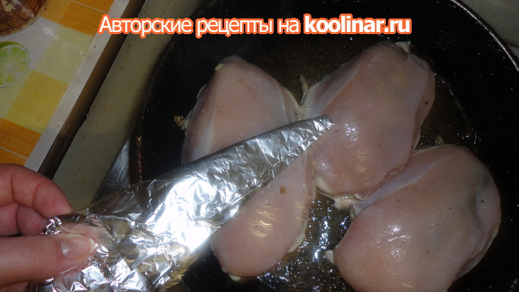 Жареная куриная грудка фаршированая жареными шампиньонами и сыром.: шаг 9