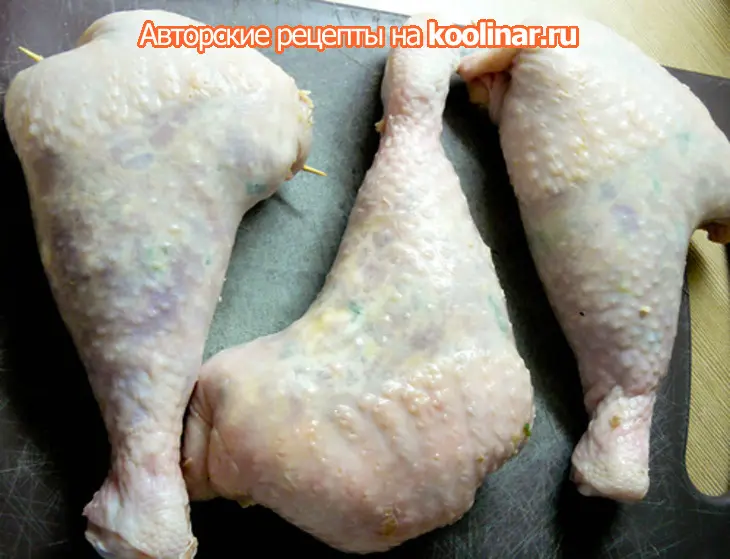 Ножки, фаршированные брынзой и кедровыми орешками: шаг 2