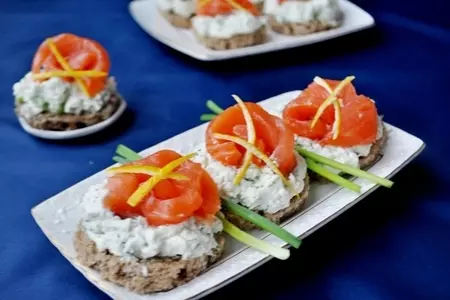 Канапе закусочные с красной рыбой и сырным кремом: шаг 7