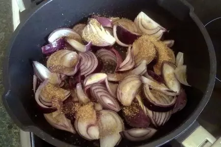 Макароны с карамелизированным луком: шаг 1