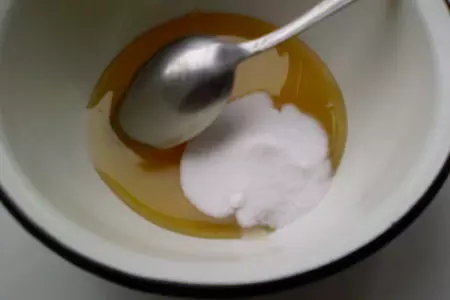 Необычайно быстрый и замечательно вкусный медовик из серии "когда гости почти на пороге": шаг 1
