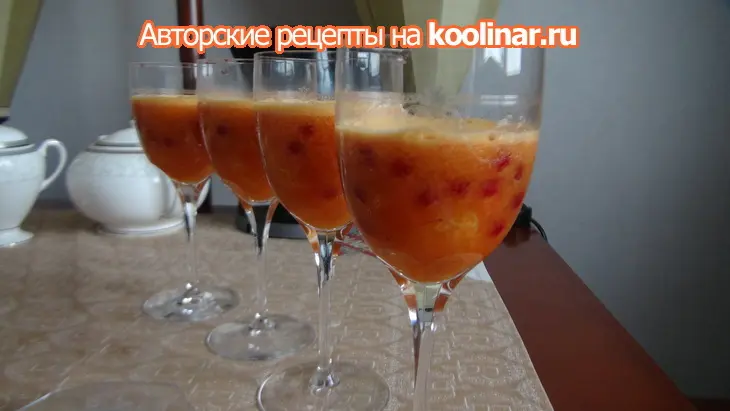 Желейный апельсиновый коктейль с красной смородиной: шаг 8