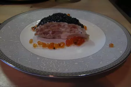 Блинный торт "русская красавица" с сёмгой, глазированный черной икрой: шаг 13