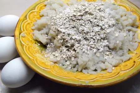 Рыбные котлеты из трески с геркулесом и варёными яйцами. для прекрасной именинницы светочки svett66.: шаг 2