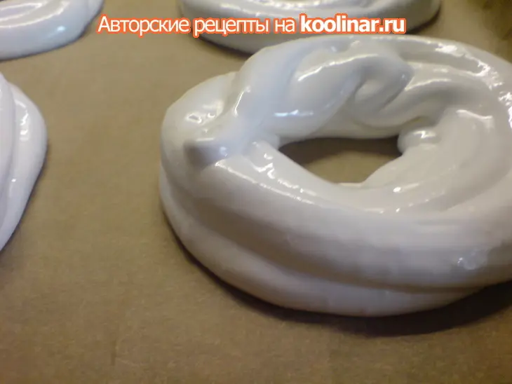 Кольцо-безе с карамелизированными и фламбированными апельсинами: шаг 4