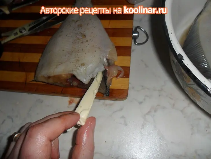 Камбала запечная с копченой грудинкой, с гарниром из вареного картофеля с белым соусом.: шаг 1