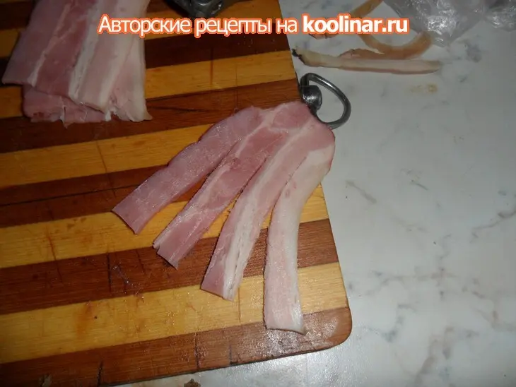 Камбала запечная с копченой грудинкой, с гарниром из вареного картофеля с белым соусом.: шаг 2