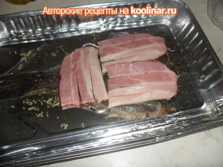 Камбала запечная с копченой грудинкой, с гарниром из вареного картофеля с белым соусом.: шаг 3