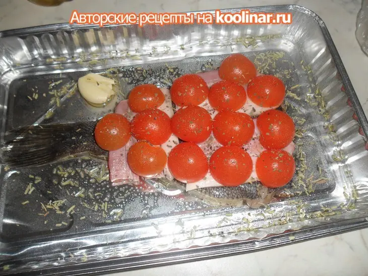Камбала запечная с копченой грудинкой, с гарниром из вареного картофеля с белым соусом.: шаг 4