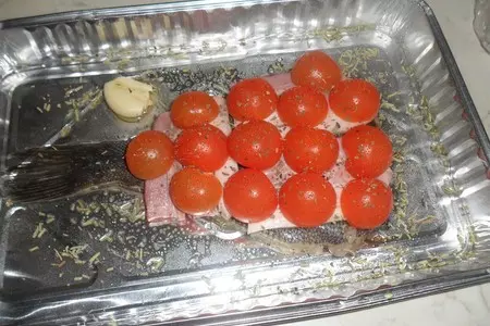 Камбала запечная с копченой грудинкой, с гарниром из вареного картофеля с белым соусом.: шаг 4