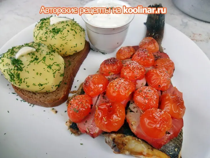Камбала запечная с копченой грудинкой, с гарниром из вареного картофеля с белым соусом.: шаг 5