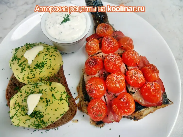 Камбала запечная с копченой грудинкой, с гарниром из вареного картофеля с белым соусом.: шаг 6