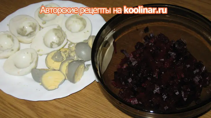 Розовые яйца с селедочным фаршем.: шаг 1