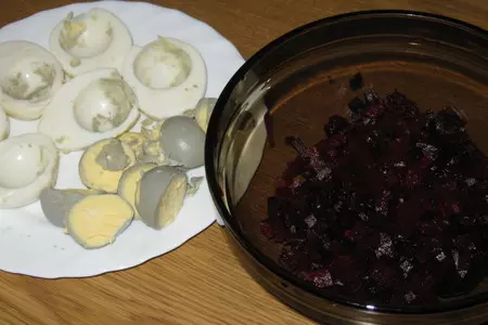 Розовые яйца с селедочным фаршем.: шаг 1