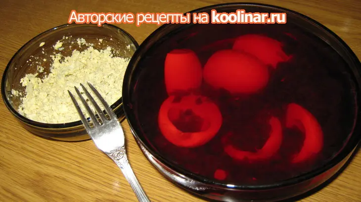 Розовые яйца с селедочным фаршем.: шаг 2