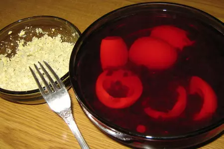 Розовые яйца с селедочным фаршем.: шаг 2