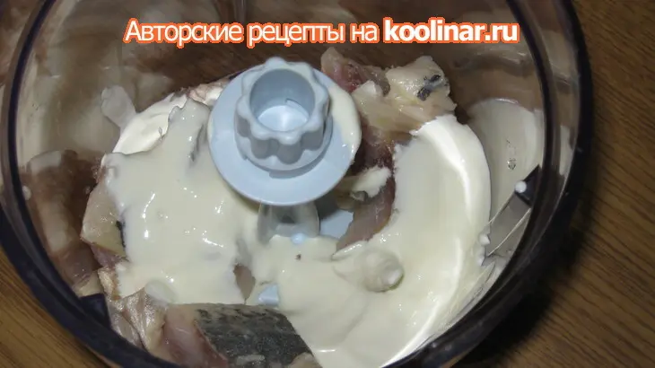 Розовые яйца с селедочным фаршем.: шаг 3