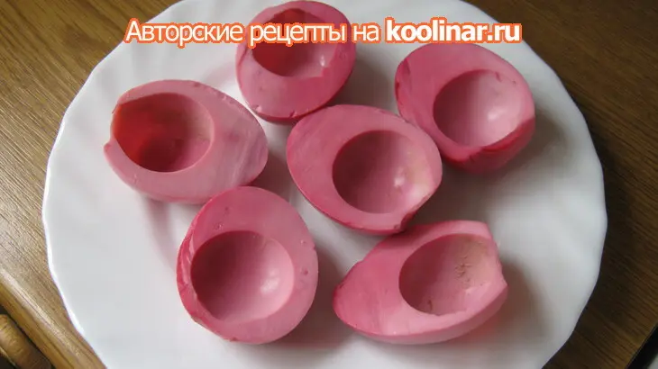Розовые яйца с селедочным фаршем.: шаг 5