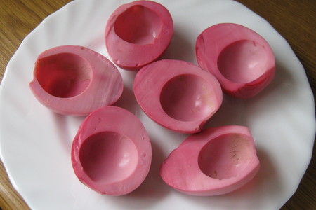 Розовые яйца с селедочным фаршем.: шаг 5