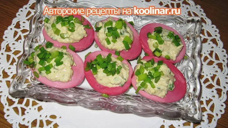 Розовые яйца с селедочным фаршем.: шаг 6