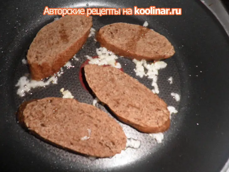 Гренки чесночные с помидорами и беконом: шаг 1