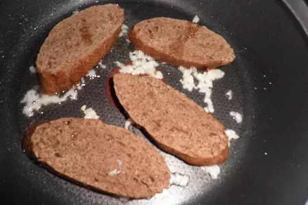 Гренки чесночные с помидорами и беконом: шаг 1