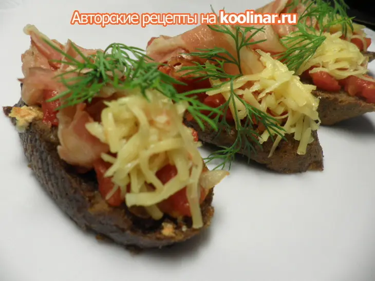 Гренки чесночные с помидорами и беконом: шаг 3