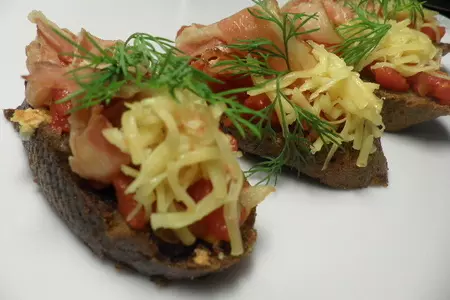 Гренки чесночные с помидорами и беконом: шаг 3