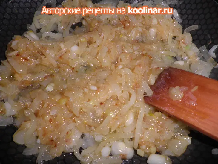 Пицца с карамелизованным луком и фетой: шаг 1