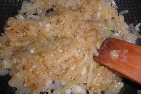 Пицца с карамелизованным луком и фетой: шаг 1