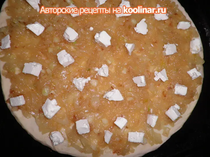 Пицца с карамелизованным луком и фетой: шаг 2