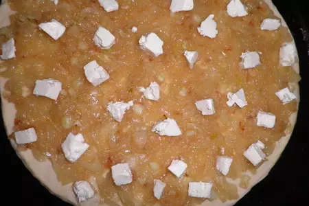 Пицца с карамелизованным луком и фетой: шаг 2