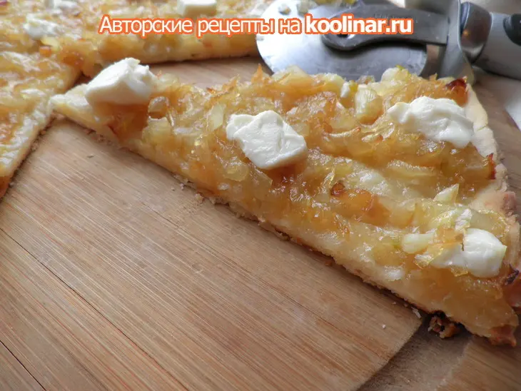 Пицца с карамелизованным луком и фетой: шаг 3