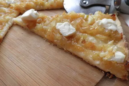Пицца с карамелизованным луком и фетой: шаг 3