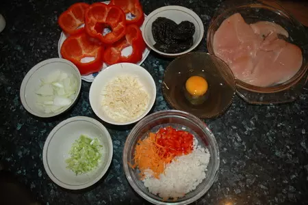 Перец фаршированный курицей с черносливом: шаг 2