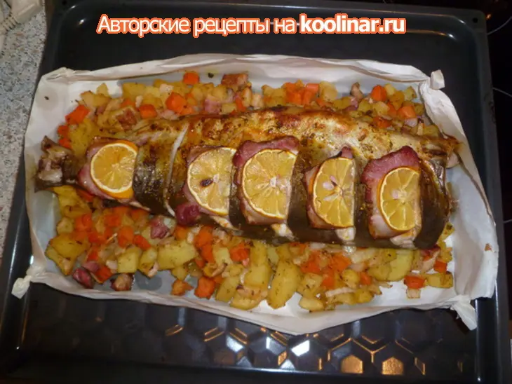 Горбуша фаршированая копченой грудинкой: шаг 3