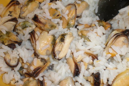 Салат из мидий с рисом: шаг 7