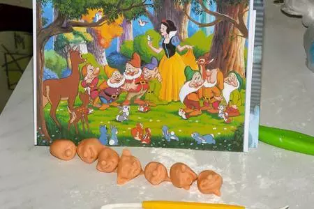 Торт "белоснежка и семь гномов": шаг 6