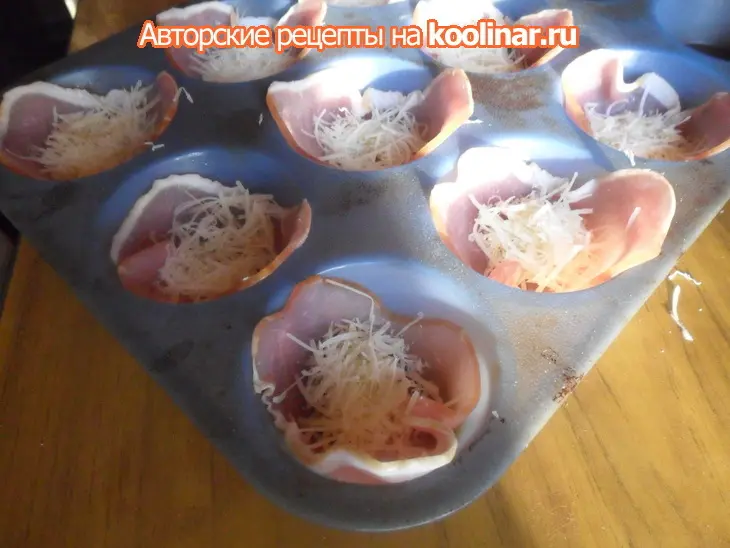 Корзинки из ветчины с яйцами: шаг 3
