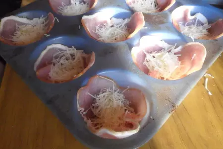 Корзинки из ветчины с яйцами: шаг 3
