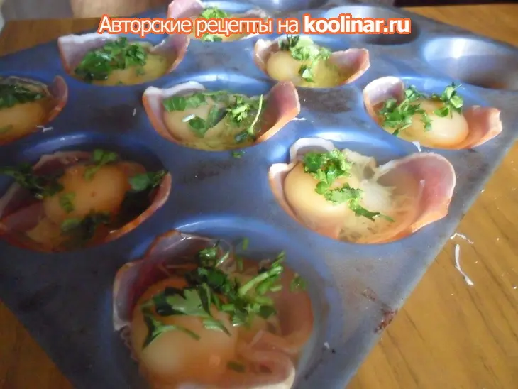 Корзинки из ветчины с яйцами: шаг 4