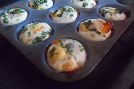 Корзинки из ветчины с яйцами: шаг 5