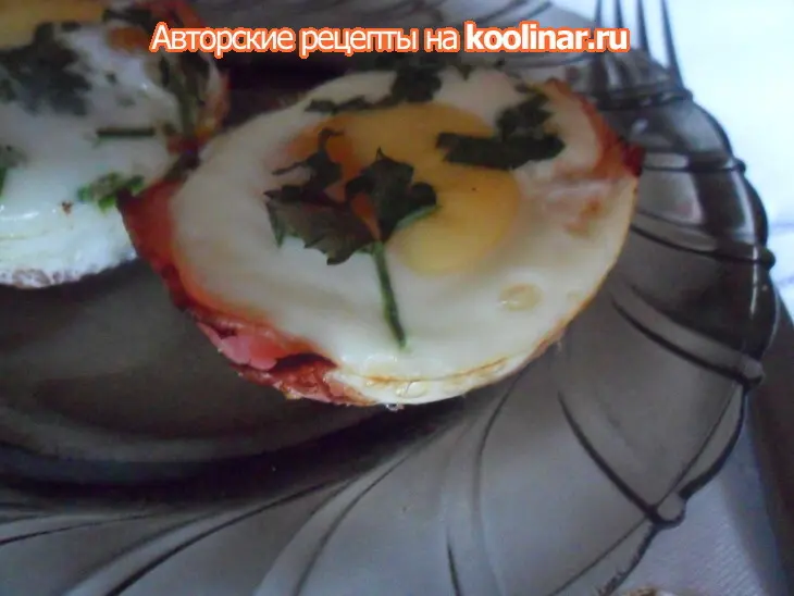 Корзинки из ветчины с яйцами: шаг 6