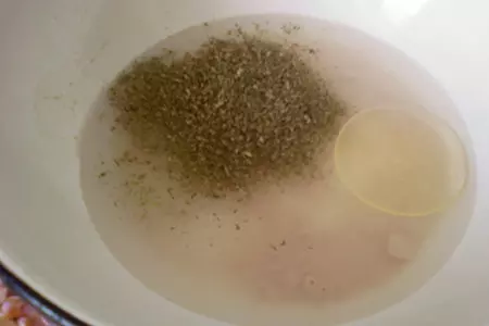 Ароматные постные лепёшки с чесноком и прованскими травками: шаг 1