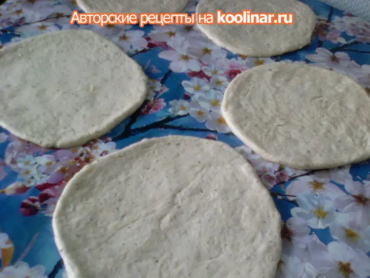 Ароматные постные лепёшки с чесноком и прованскими травками: шаг 4