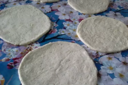 Ароматные постные лепёшки с чесноком и прованскими травками: шаг 4
